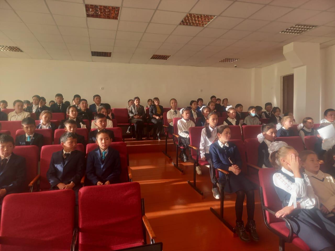 "Болашақ " өзін - өзі басқару ұйымының  мүшелерін нормативті - құқықтық актілері мен мектепшілік Ережемен таныстыру